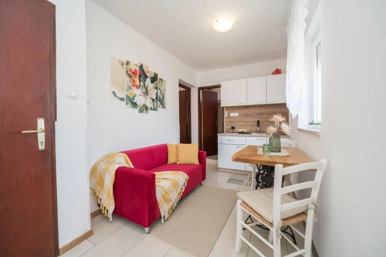 Red Karmenita Daire Umag